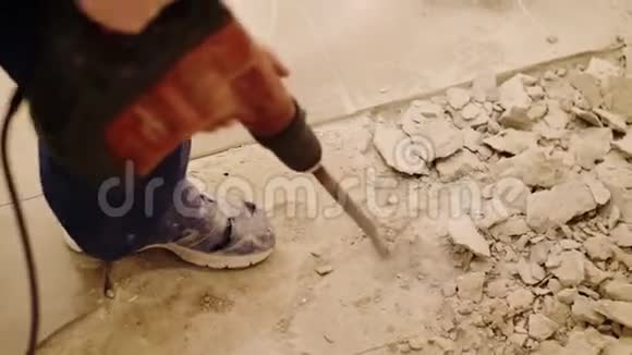 劳动者用凿岩机破坏地板上的混凝土覆盖物视频的预览图