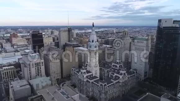 美丽的费城市政厅和威廉潘登顶城市景观宾夕法尼亚视频的预览图