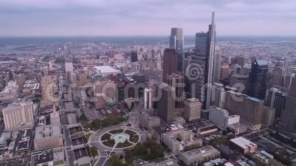美丽的费城城市景观摩天大楼洛根广场大教堂寺庙特拉华河和维恩街高速公路视频的预览图