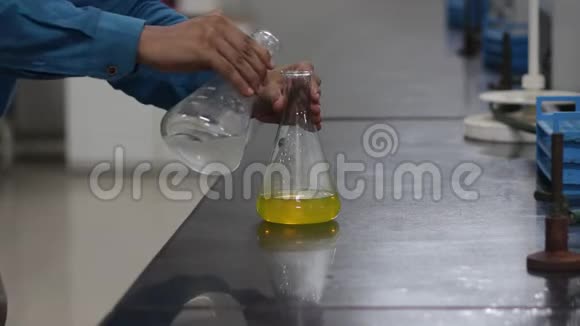在锥形瓶中加入一种白色化学物质使锥形瓶中黄色化学物质的颜色发生变化视频的预览图