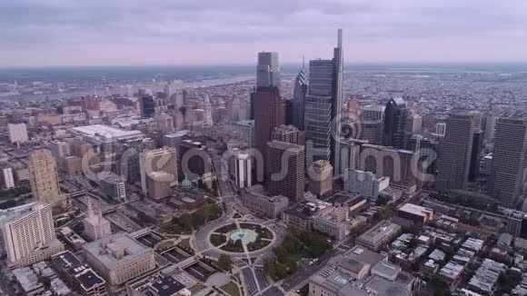 美丽的费城城市景观摩天大楼和洛根广场大教堂市政厅寺庙的背景视频的预览图