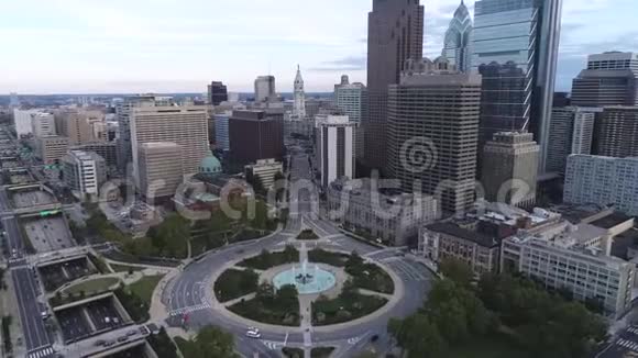 美丽的费城城市景观与市政厅洛根广场圈大教堂维恩街高速公路宾夕法尼亚州视频的预览图