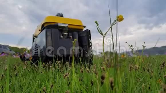 关闭燃气柴油移动式便携式发电机工作在草地上汽油燃料动力便携式发电机视频的预览图