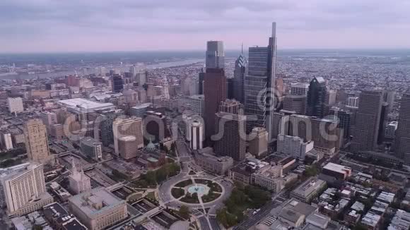 美丽的费城城市景观摩天大楼和洛根广场大教堂市政厅寺庙在背景I视频的预览图