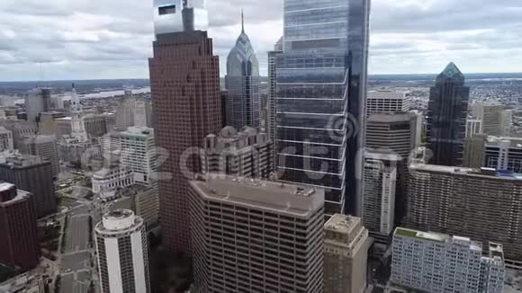 风景优美的费城城市景观与摩天大楼市政厅的背景云天视频的预览图