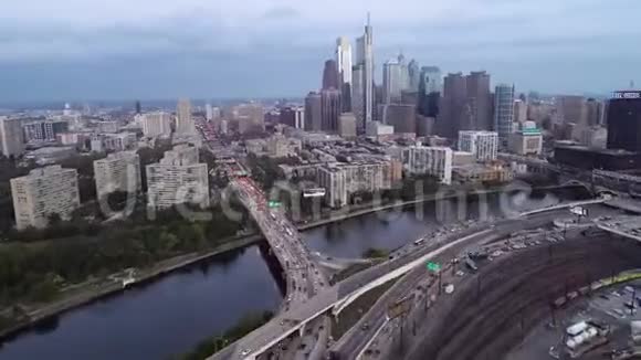 费城维恩街高速公路舒尔基尔河铁路火车站和商业区摩天大楼的背景视频的预览图