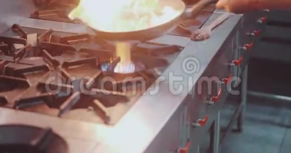 厨师在热锅上点燃火焰视频的预览图