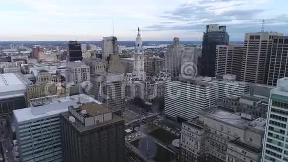 美丽的费城市政厅和威廉潘登顶城市景观宾夕法尼亚州视频的预览图