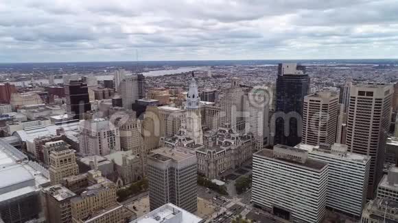 风景优美的费城城市景观与摩天大楼市政厅的背景云天五视频的预览图