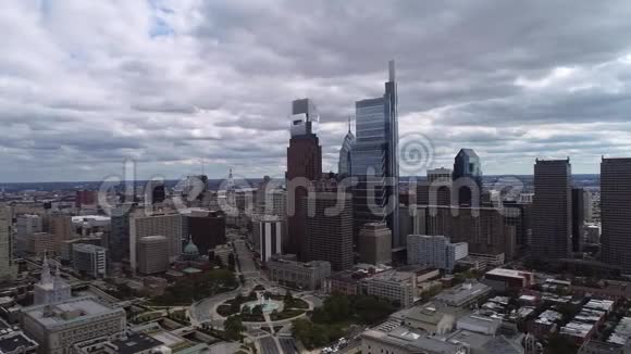 风景秀丽的费城城市景观与摩天大楼洛根广场大教堂市政厅寺庙在背景多云视频的预览图