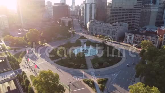 空罗根广场喷泉圆形费城商业区和宾夕法尼亚州市中心的鸟瞰图视频的预览图