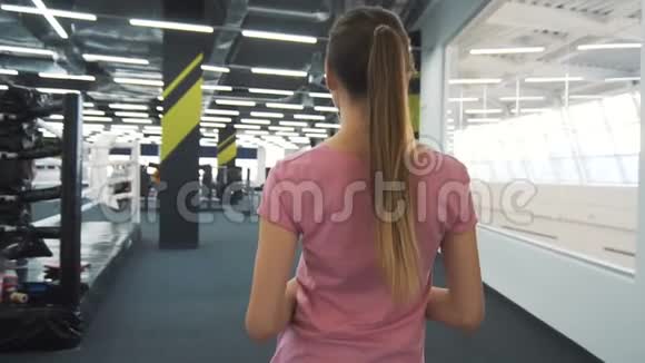 女孩参加健身房视频的预览图
