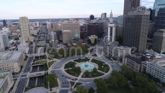 美丽的费城城市景观与洛根广场圈和大教堂维恩街高速公路寺庙在背景市政厅视频的预览图