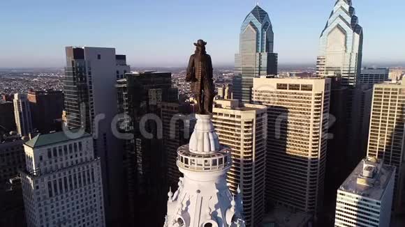 费城市政厅大楼和威廉彭的铜像背景一城市景观与美丽日落视频的预览图