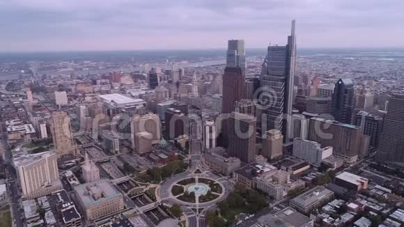 美丽的费城城市景观摩天大楼洛根广场圈大教堂寺庙特拉华河和维恩街视频的预览图