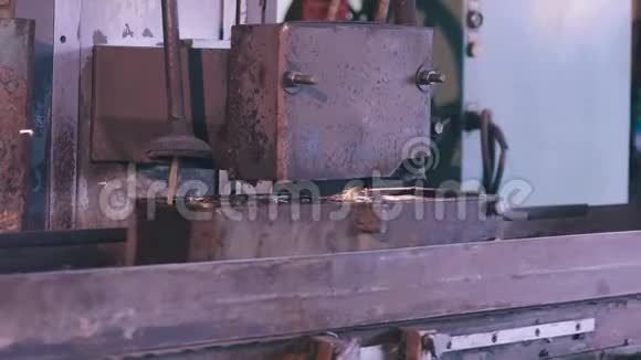 加工金属零件在机器中制造一个完整的金属零件视频的预览图