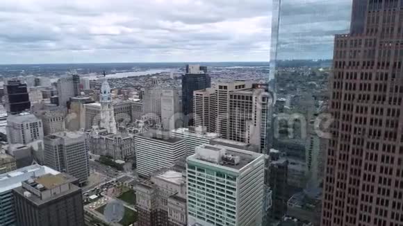 风景优美的费城城市景观与摩天大楼市政厅的背景云天二期视频的预览图
