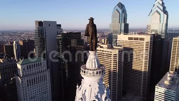 费城市政厅大楼和威廉彭的铜像城市景观与背景下美丽的日落视频的预览图