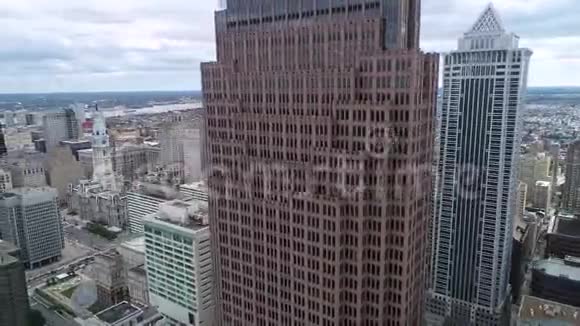 风景优美的费城城市景观与摩天大楼市政厅的背景云天四视频的预览图