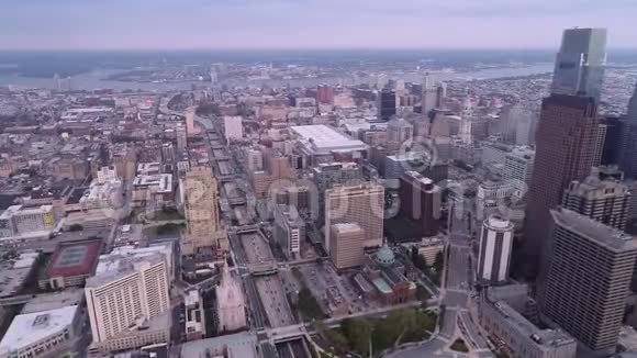美丽的费城城市景观与摩天大楼维恩街高速公路的背景视频的预览图