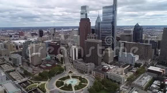 美丽的费城城市景观与摩天大楼洛根广场大教堂市政厅在后台云天视频的预览图