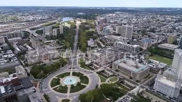洛根圈广场喷泉和费城艺术博物馆洛基台阶背景宾夕法尼亚州视频的预览图