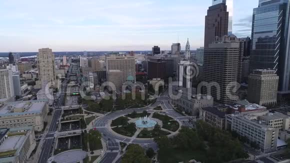 美丽的费城城市景观与市政厅洛根广场圈大教堂维恩街高速公路寺庙在背景视频的预览图