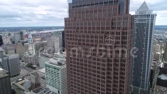 风景优美的费城城市景观与摩天大楼市政厅的背景云天一视频的预览图