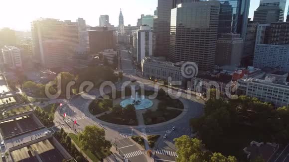 空罗根广场喷泉圆环费城商业区和市中心的鸟瞰图宾夕法尼亚州视频的预览图