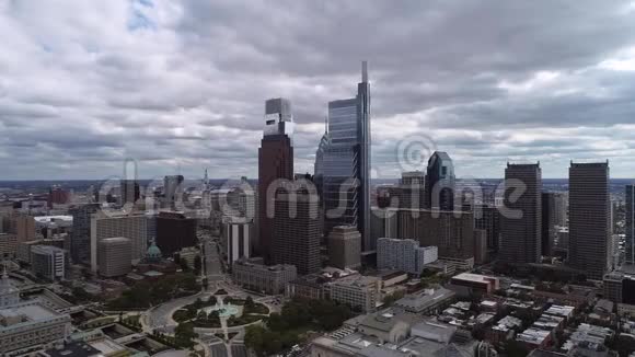 拥有摩天大楼和洛根广场大教堂市政厅背景中的寺庙的美丽费城城市景观视频的预览图