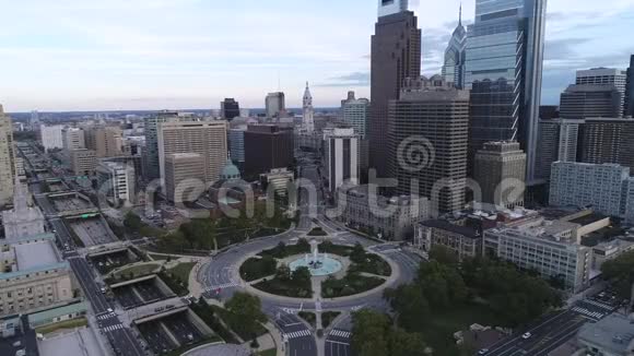 美丽的费城城市景观与市政厅洛根广场圈大教堂维恩街高速公路寺庙在背景视频的预览图