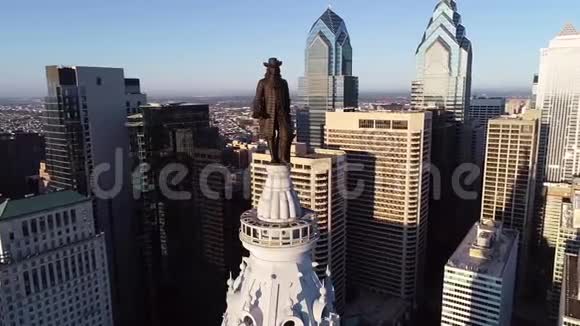 费城市政厅大楼和威廉彭的铜像背景二城市景观及美丽日落视频的预览图