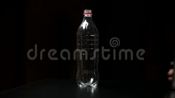 特写男手放在桌子上可重复使用钢制热水瓶代替一次性塑料瓶黑色背景视频的预览图