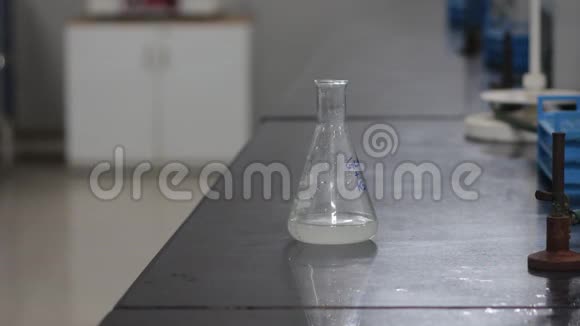 在锥形瓶中加入一种白色化学物质使锥形瓶中白色化学物质的颜色发生变化视频的预览图