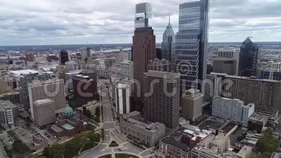 美丽的费城城市景观与摩天大楼洛根广场大教堂市政厅在后台云天一视频的预览图