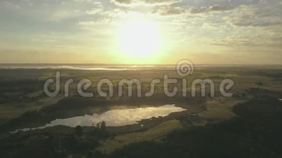 日落时在湖水中的倒影与云彩和戏剧性的色彩视频的预览图