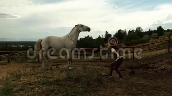 一个年轻的女人训练一匹马这匹马跑了视频的预览图