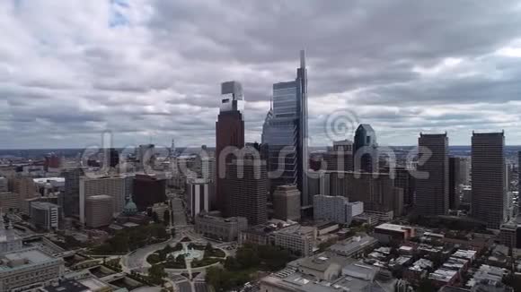 风景秀丽的费城城市景观与摩天大楼洛根广场大教堂市政厅寺庙在背景多云视频的预览图
