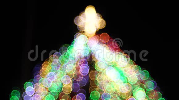 把圣诞树的灯光照得像树的背景视频的预览图
