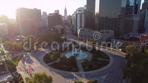 空罗根广场喷泉费城商业区和宾夕法尼亚市政厅的鸟瞰图视频的预览图