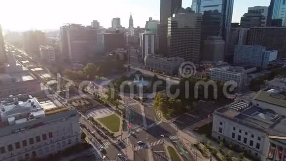 鸟瞰洛根广场喷泉圆环费城商业区和市中心宾夕法尼亚州视频的预览图