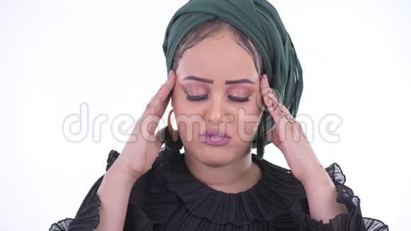 精神紧张的非洲穆斯林妇女头痛的脸视频的预览图