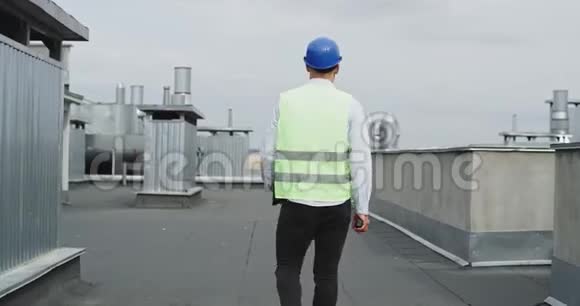 建筑工地屋顶上漂亮的建筑师穿着安全服装跳舞感到非常兴奋视频的预览图