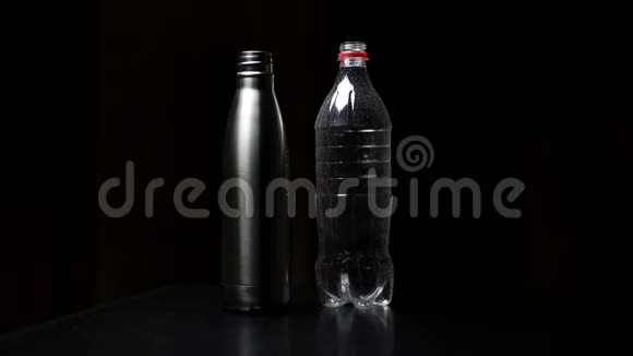 当你有可重复使用的钢制热水瓶时对一次性塑料瓶说不孤立在黑色背景上视频的预览图