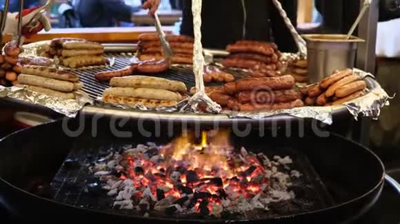 许多不同类型的烤香肠都是在明火上的大锅里炸的视频的预览图