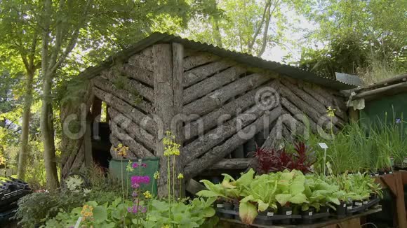 带锡屋顶的乡村原木舱视频的预览图