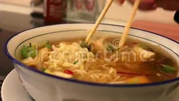 筷子从韩国面条汤中取出面条视频的预览图