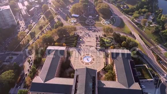 费城艺术博物馆和洛基台阶爱立信喷泉伊莱柯克价格喷泉的椭圆形背景宾夕法尼亚州视频的预览图
