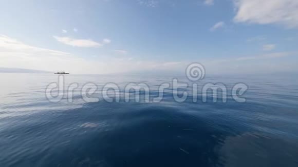 从帆船上看风景如画的海景平静的蓝色海洋和帆船视频的预览图