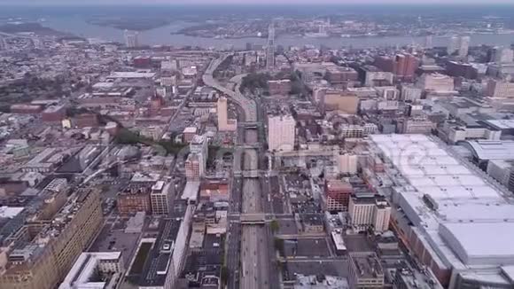 费城维恩街高速公路城市景观与摩天大楼和特拉华河本富兰克林大桥会议中心视频的预览图